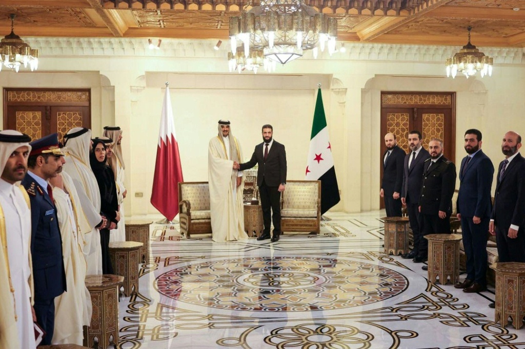 صورة وزعتها وكالة سانا في 30 كانون الثاني/يناير 2025 يظهر فيها أمير قطر الشيخ تميم بن حمد آل ثاني مع الرئيس الانتقالي السوري أحمد الشرع في دمشق (أ ف ب)