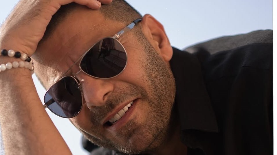 إياد نصار ينافس نفسه سينمائياً.. ويطلُّ بوجه كوميدي (زهرة الخليج)