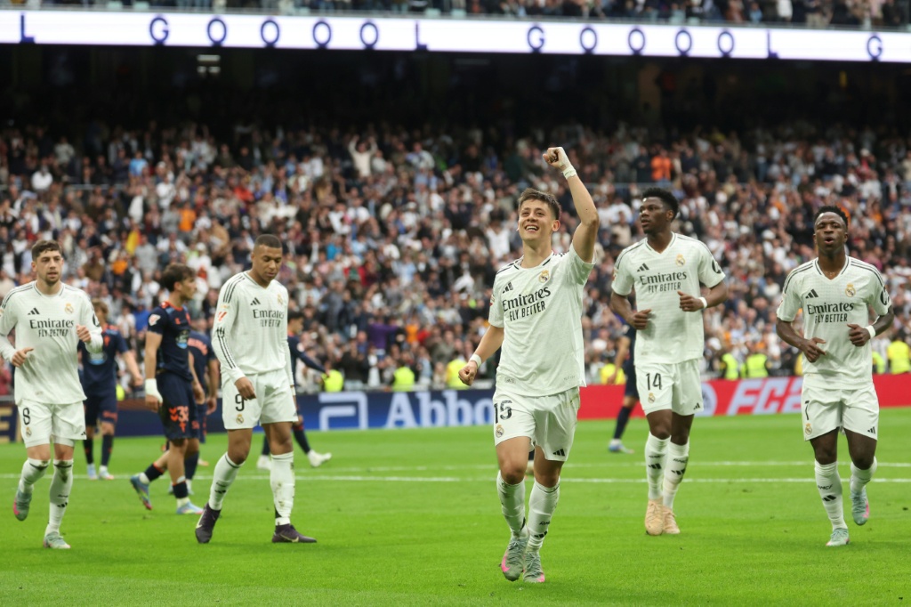 لاعب الوسط الدولي التركي لريال مدريد أردا غولر يحتفل بهدفه في مرمى سلتا فيغو (3-2) في الدوري الاسباني في الرابع من نسيان/أبريل 2025 (أ ف ب)