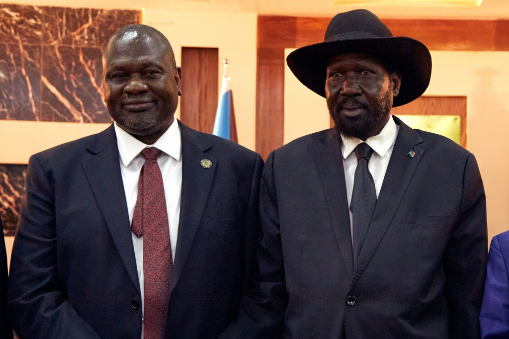 رئيس جنوب السودان سلفا كير (يمين) ونائبه رياك مشار في جوبا بتاريخ 22 شباط/فبراير 2020 (أ ف ب)