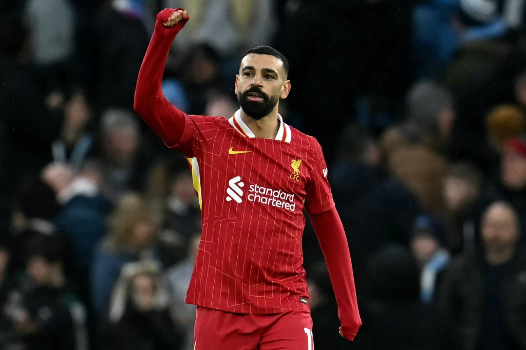 المصري محمد صلاح مهاجم ليفربول يحتفل بتسجيله هدفا في مرمى مانشستر سيتي في الدوري الإنكليزي لكرة القدم. ملعب الاتحاد، مانشستر، في 23 شباط/فبراير 2025 (أ ف ب)