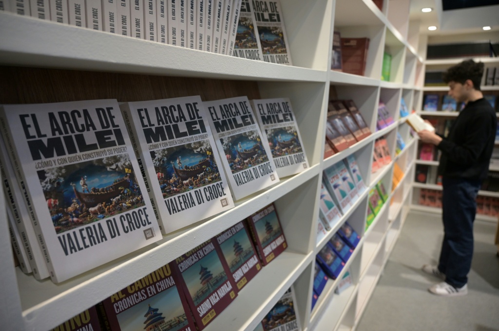 كتب عن الرئيس الأرجنتيني خافيير ميلي في معرض بوينوس آيرس الدولي للكتاب في مركز المعارض في العاصمة الأرجنتينية في 7 أيار/مايو 2025 (ا ف ب)