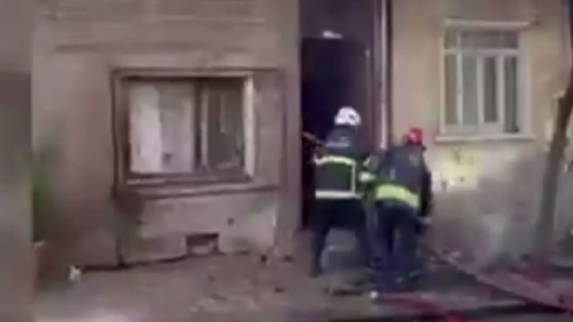 مشهد مروع... رجال إطفاء ينجون من حريق هائل في تركيا - الصورة لقطة من فيديو منشور على حساب سبوتنيك بمنصة إكس