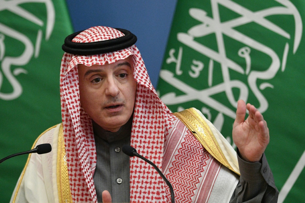    صورة مؤرخة في 24 كانون الثاني/يناير 2020 لوزير الدولة السعودي للشؤون الخارجية عادل الجبير خلال مشاركته في مؤتمر صحافي في بودابست (أ ف ب)