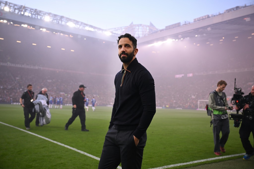 المدرب البرتغالي لمانشستر يونايتد الإنكليزي روبن أموريم قبيل المباراة ضد أتلتيك بلباو الإسباني في اياب نصف نهائي مسابقة "يوروبا ليغ" لكرة القدم. مانشستر، غرب انكلترا، في 8 ايار/مايو 2025 (ا ف ب)