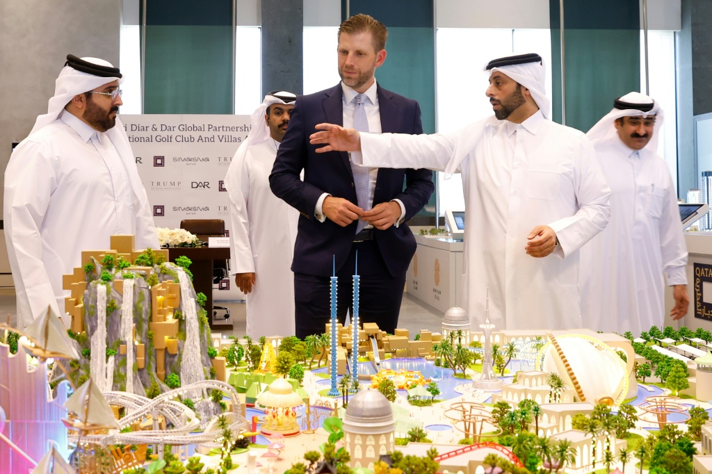 إريك ترامب يطلع على مشروع مقترح قبيل مراسم توقيع اتفاقات في الدوحة بتاريخ 30 نيسان/أبريل 2025 (أ ف ب)