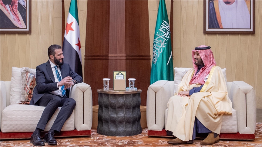 ابن سلمان يؤكد للشرع التزام السعودية بدعم أمن سوريا واستقرارها (الأناضول)