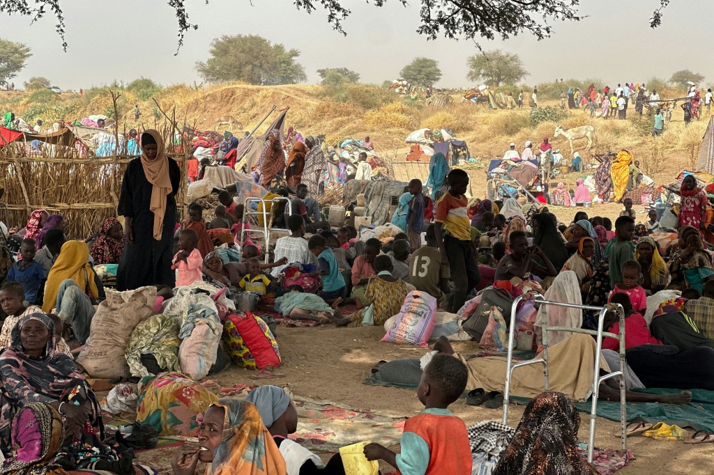 سودانية نازحة في طويلة في شمال دارفور بتاريخ 11 شباط/فبراير 2025 (أ ف ب)
