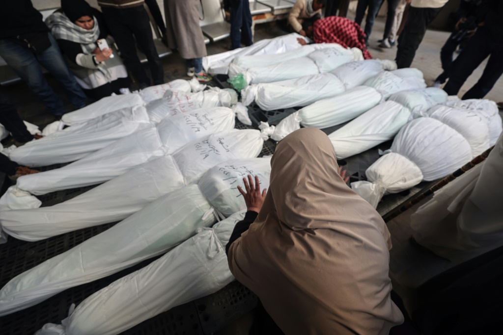 أعلنت وزارة الصحة في قطاع غزة ارتفاع حصيلة ضحايا العدوان الإسرائيلي على القطاع إلى 52,862 شهيدا، و119,648 مصابا، منذ السابع من أكتوبر 2023 (أ ف ب)