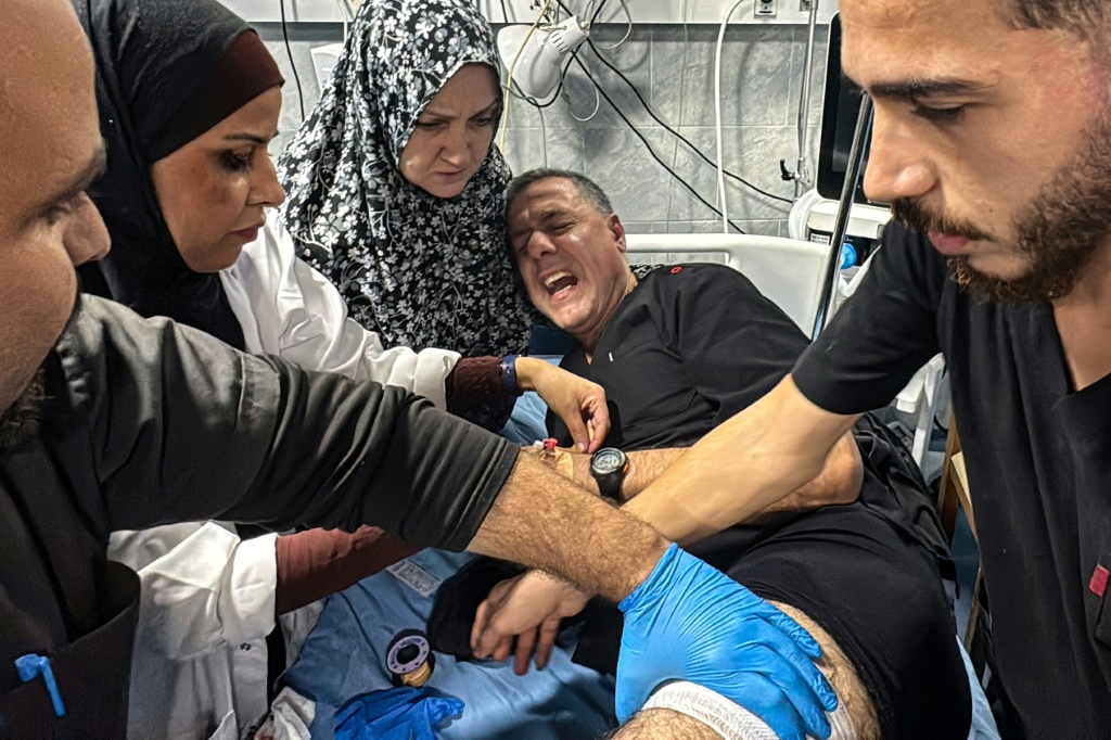 قالت الوزارة في بيان، إن "أقسام العمليات والعناية المركزة والطوارئ تعمل بمعدات وأدوات طبية مستهلكة"، وأن "أصنافا مهمة غير متوفرة".(أ ف ب)