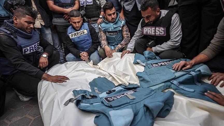 حكومة غزة: ارتفاع عدد الشهداء الصحفيين إلى 215 بالإبادة الإسرائيلية (الأناضول)