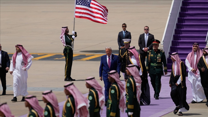 ترامب يصل الرياض في أول جولة بالمنطقة منذ توليه الرئاسة (الأناضول)