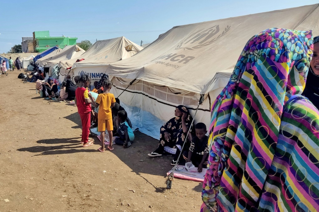 سودانيون فروا من أعمال العنف في ولاية الجزيرة إلى مخيم للنازحين في القضارف (شرق) في صورة من ارشيف 23 تشرين الثاني/نوفمبر 2024 (ا ف ب)