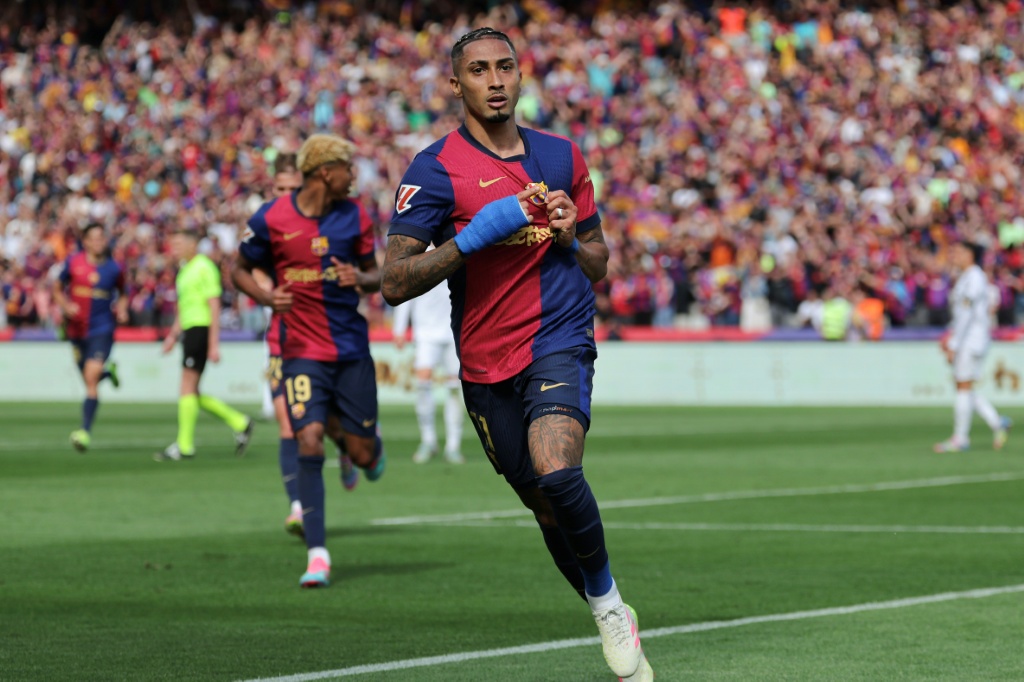 البرازيلي رافينيا سجل هدفين لبرشلونة خلال فوزه المهم على ريال مدريد 4-3 ضمن الدوري الاسباني لكرة القدم الاحد 11 أيار/مايو 2025 (أ ف ب)