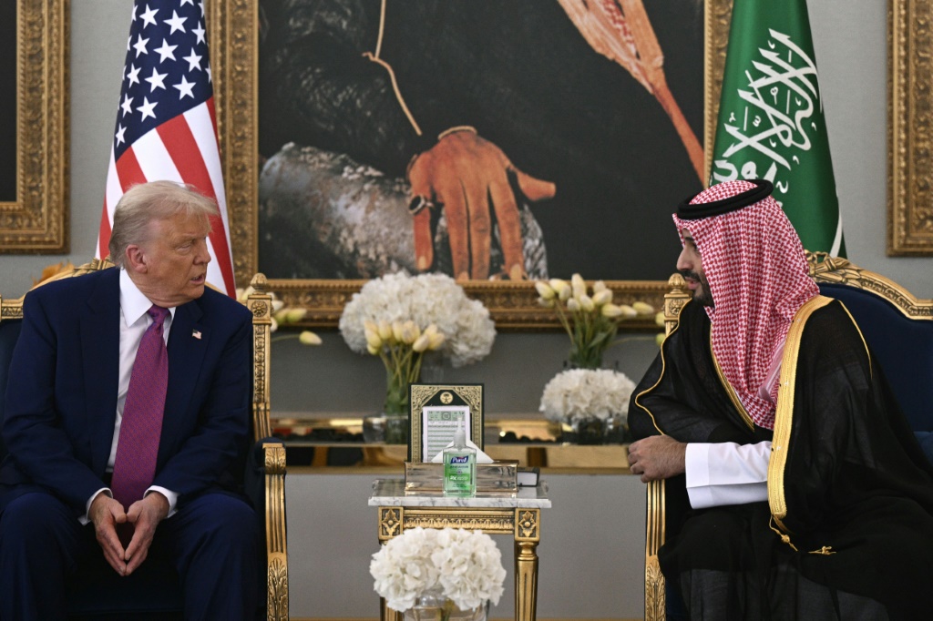  ولي العهد السعودي الأمير محمد بن سلمان يلتقي الرئيس الأميركي دونالد ترامب في الرياض في 13 أيار/مايو 2025 (أ ف ب)