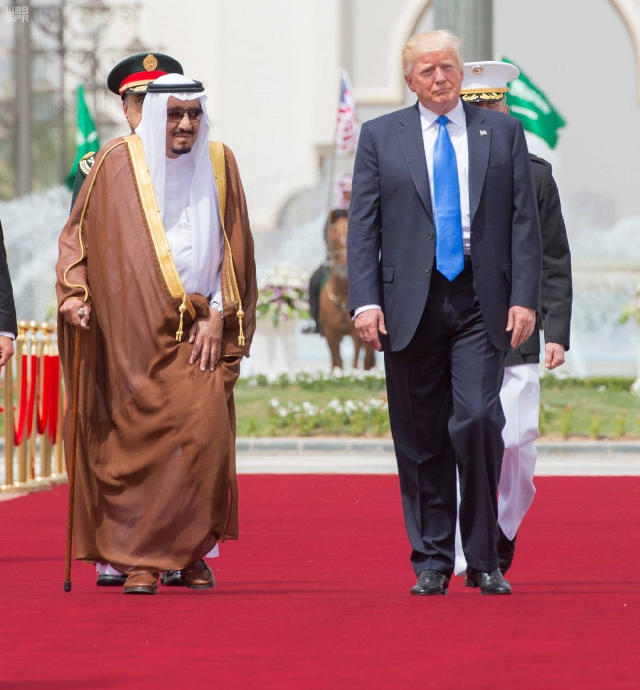 خادم الحرمين الشريفين الملك سلمان بن عبد العزيز يستقبل الرئيس الأميركي دونالد ترمب خلال زيارته الأولى للرياض 2017 (واس)