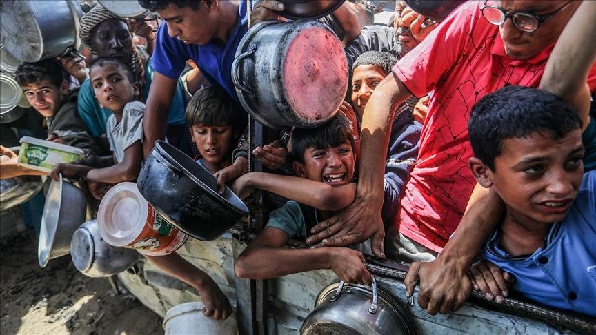 فلسطين تدعو لكسر حصار غزة وتحذر من تهديد المجاعة لـ 93 ألف طفل (الأناضول)