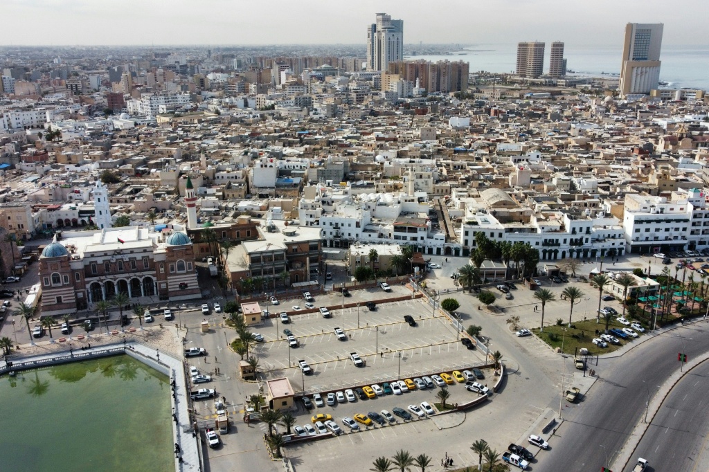     صورة جوية تظهر مشهدا جزئيا لساحة الشهداء في العاصمة الليبية طرابلس في 17 شباط/فبراير 2025 (أ ف ب)