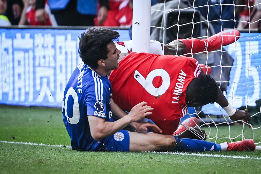النيجيري تايوو أوونيي لاعب نوتنغهام فوريست (#9) والأرجنتيني فاكوندو بونانوتي لاعب ليستر سيتي يرتطمان بقائم المرمى خلال مواجهة الفريقين ضمن الدوري الإنكليزي لكرة القدم. نوتنغهام، في 11 أيار/مايو 2025 (أ ف ب)ط