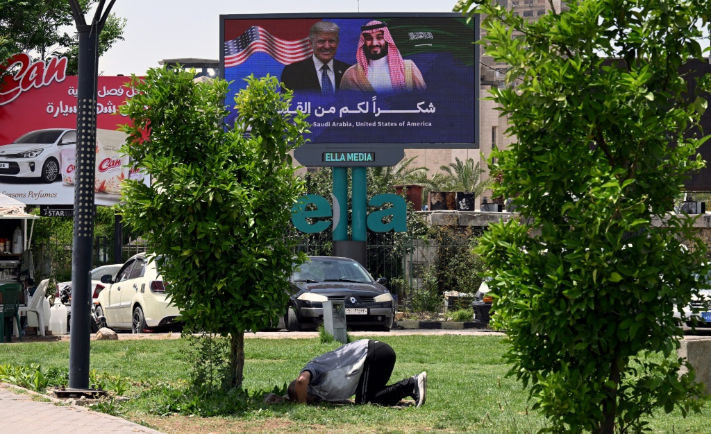 لافتة شكر لولي العهد السعودي الأمير محمد بن سلمان والرئيس الأميركي دونالد ترامب مرفوعة في دمشق عقب قرار واشنطن رفع العقوبات عن سوريا (أ ف ب)