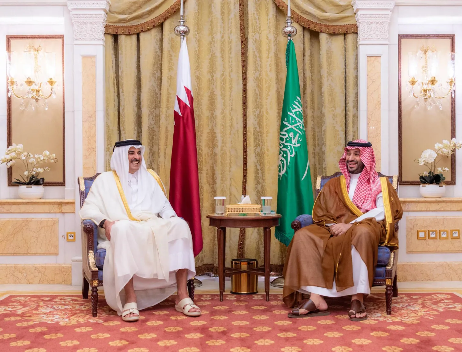 ولي العهد السعودي الأمير محمد بن سلمان مستقبلاً أمير دولة قطر الشيخ تميم بن حمد في الرياض الأربعاء (واس)