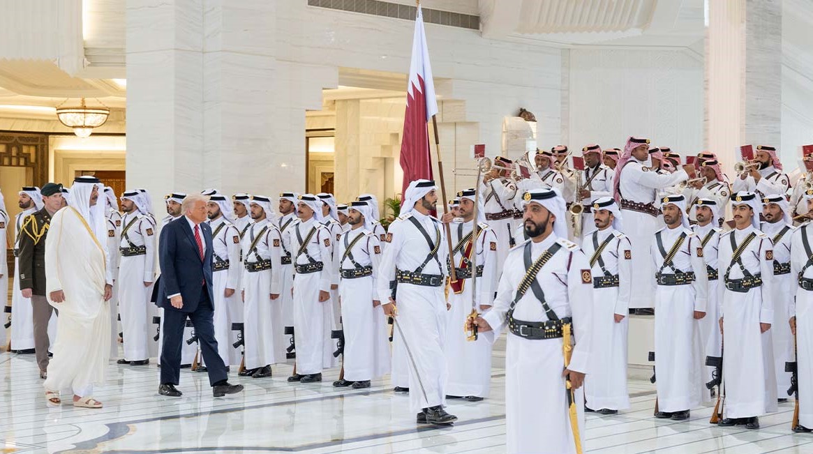 الرئيس ترامب برفقة الشيح تميم يستعرضان حرس الشرف (قنا)