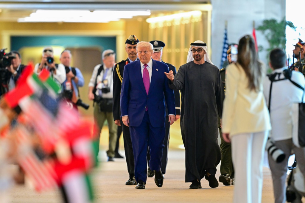الرئيس الإماراتي الرئيس محمد بن زايد آل نهيان يستقبل نظيره الأميركي دونالد ترامب في أبوظبي في 15 أيار/مايو (أ ف ب)