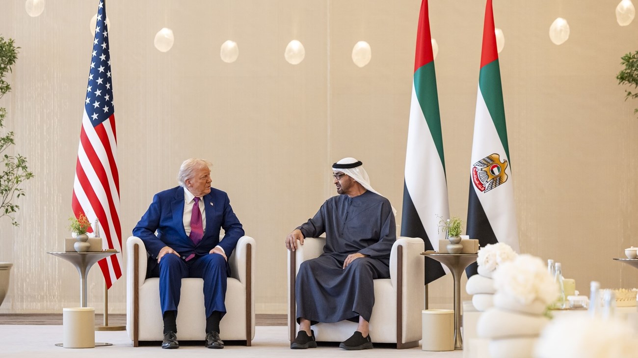 الرئيس الاماراتي في مقدمة مستقبليه.. الرئيس الأميركي يصل الإمارات في «زيارة دولة» (وام)