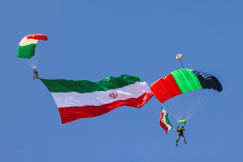     صورة مؤرخة في 18 نيسان/أبريل 2025 لمظليَين يحملان أعلاما إيرانية خلال العرض العسكري لمناسبة يوم الجيش الوطني (أ ف ب)