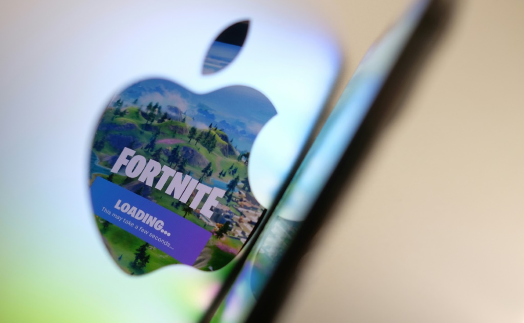 انعكاس لعبة فورتنايت على شعار لجهاز من تصنيع شركة آبل في مدينة لوس أنجليس الأميركية في الثالث من ايار/مايو 2021 (أ ف ب)   