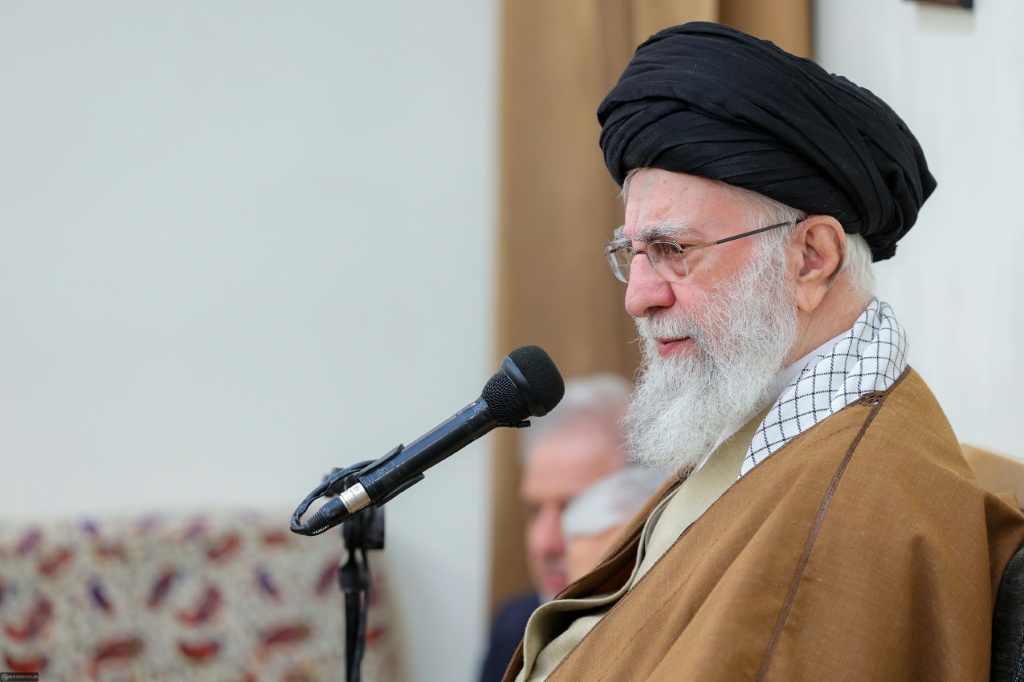 صورة وزعها مكتب المرشد الأعلى الإيراني آية الله علي خامنئي تظهره وهو يلقي كلمة في اجتماع مع مجموعة من قادة القوات المسلحة في طهران في 13 نيسان/أبريل 2025 (أ ف ب)