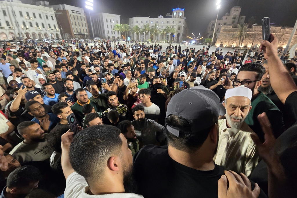 ليبيون احتشدوا في ساحة الشهداء بطرابلس للمطالبة باستقالة حكومة الوحدة الوطنية في وقت متأخر من يوم 14 أيار/مايو 2025، بعد تجدد الاشتباكات في العاصمة الليبية (أ ف ب)