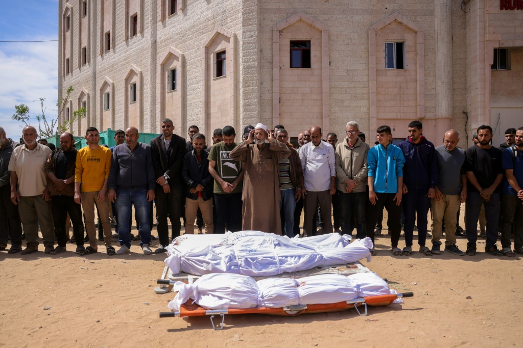    صلاة على جثامين ضحايا غارات إسرائيلية على جباليا، أمام المستشفى الإندونيسي في بيت لاهيا، في 15 أيار/مايو 2025 (أ ف ب)