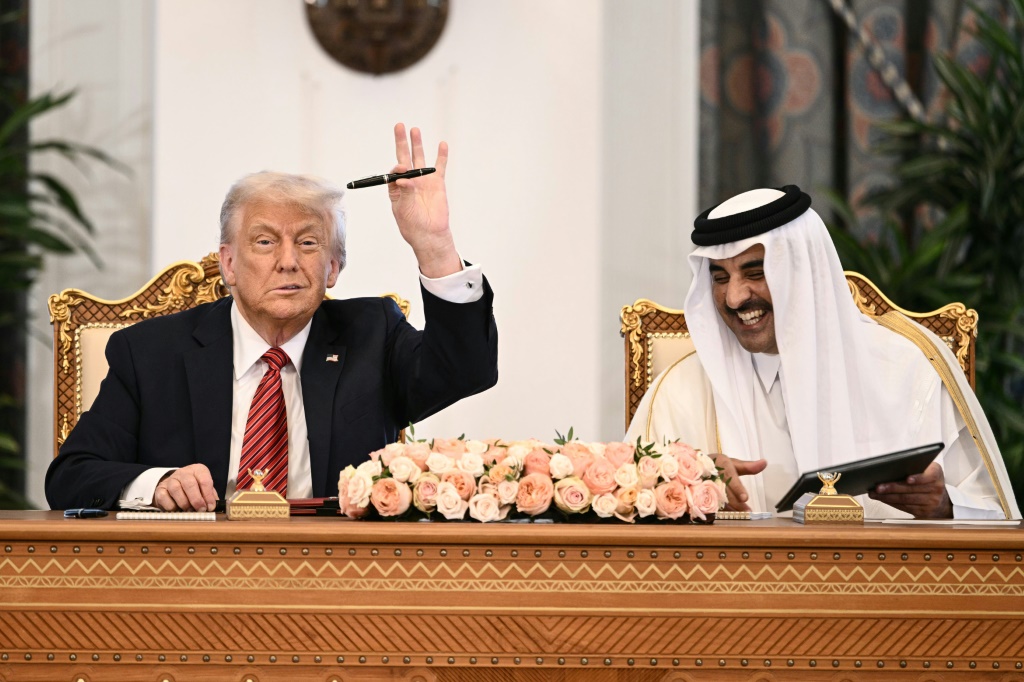    أمير قطر الشيخ تميم بن حمد آل ثاني مع الرئيس الأميركي دونالد ترامب خلال توقيع اتفاقيات في الديوان الأميري في العاصمة الدوحة في 14 أيار/مايو 2025 (أ ف ب)