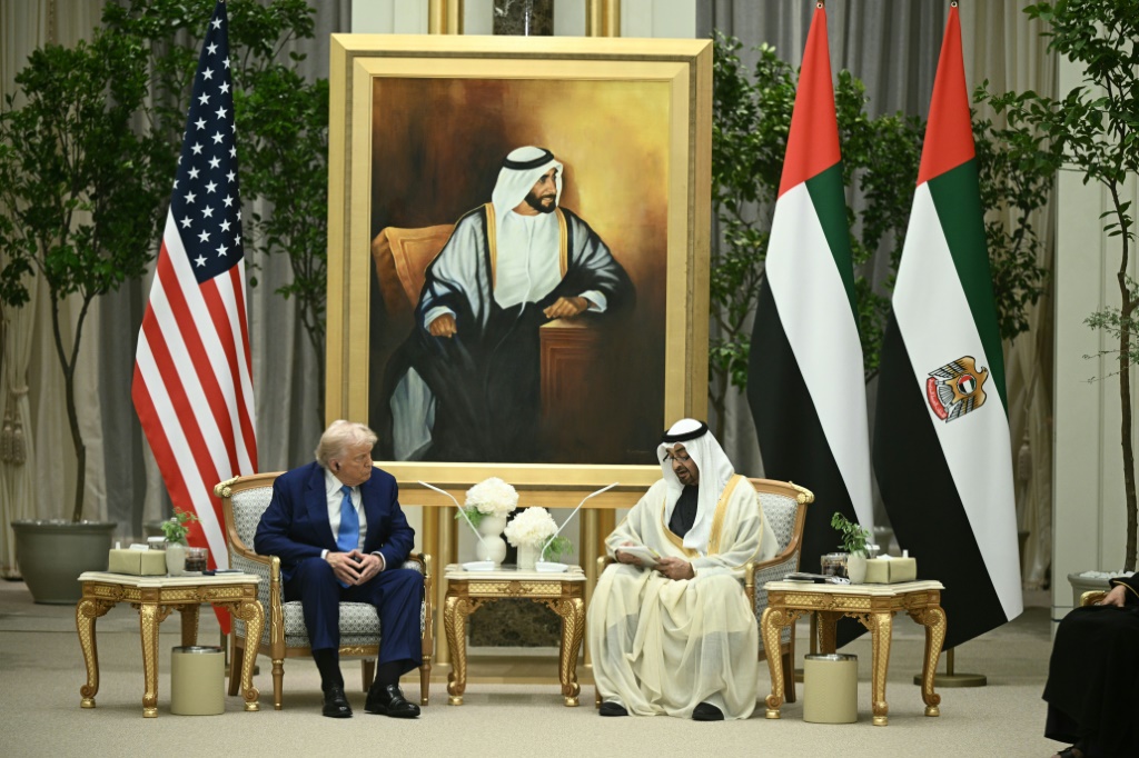 صورة مؤرخة في 15 أيار/مايو 2025 للرئيس الأميركي دونالد ترامب والرئيس الإماراتي محمد بن زايد آل نهيان في أبوظبي (أ ف ب)