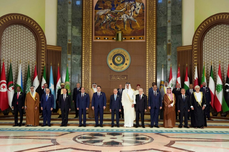 القادة العرب في صورة جماعية قبيل الجلسة الافتتاحية لقمة جامعة الدول العربية الرابعة والثلاثين في بغداد في 17 أيار/مايو 2025 (أ ف ب)