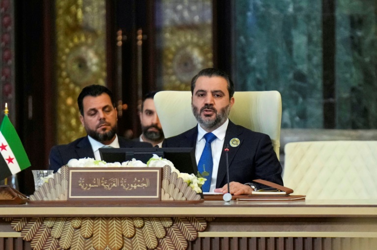 وزير الخارجية السوري أسعد الشيباني خلال قمة جامعة الدول العربية في بغداد في 17 أيار/مايو 2025 (أ ف ب)