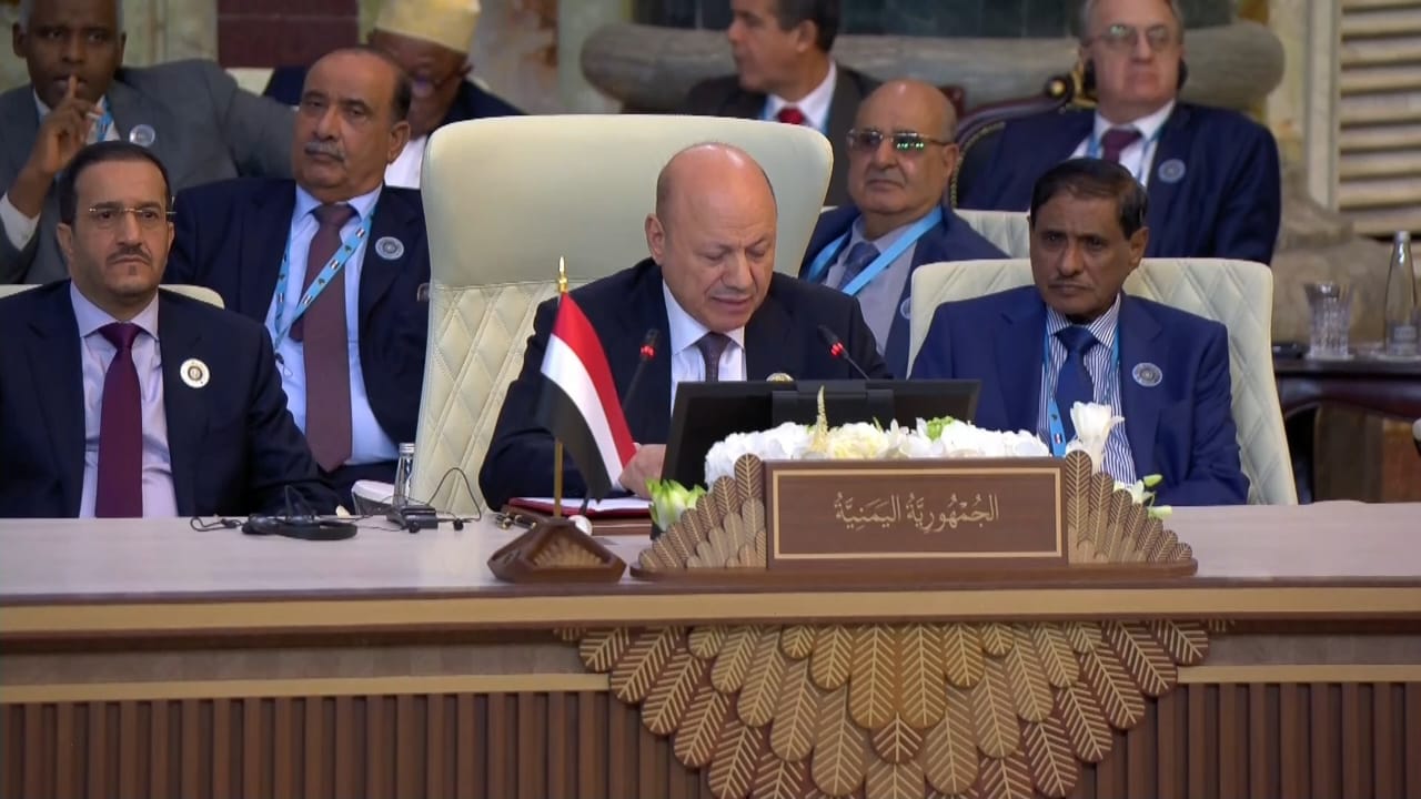 الرئيس الدكتور رشاد محمد العليمي رئيس مجلس القيادة الرئاسي اليمني يلقي كلمة اليمن (لقطة شاشة)