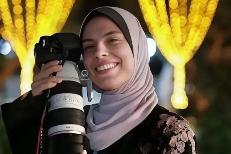 المصورة الفلسطينية فاطمة حسونة التي قضت بقصف إسرائيلي في قطاع غزة (الجزيرة)