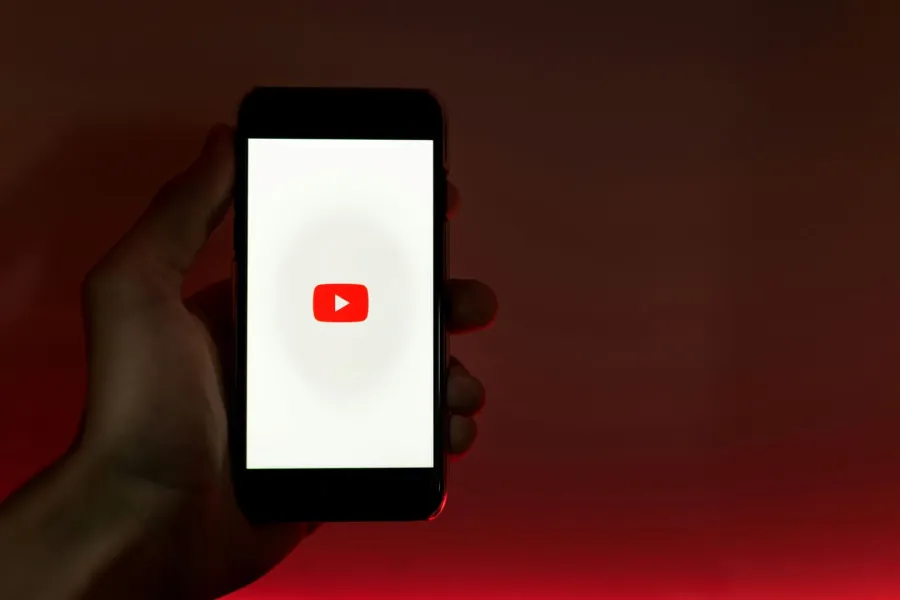 ميزة ذكاء اصطناعي جديدة في منصة يوتيوب (أونسبلاش)