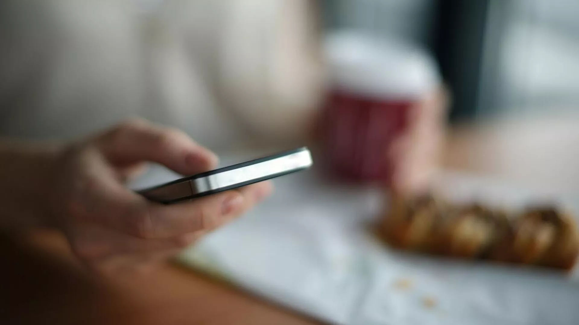 شاب يصاب بمتلازمة "الرأس المنخفض" المرعبة بسبب إدمان الهاتف… والأطباء يحذرون (أونسبلاش)