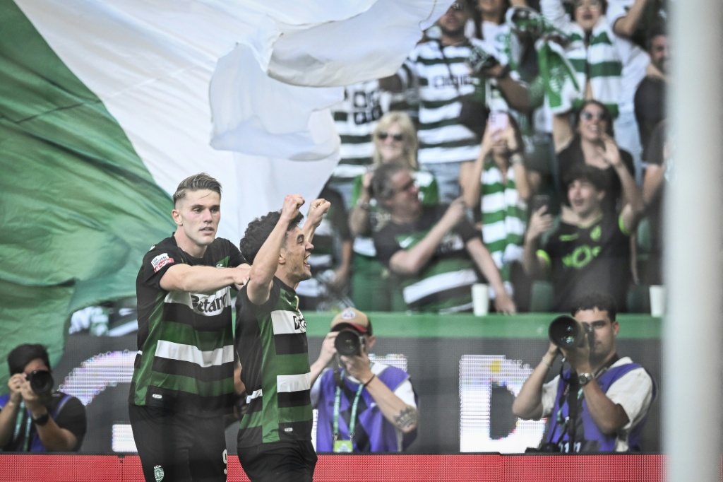 بيدرو غونسالفيش لاعب سبورتينغ يحتفل بهدفه في مرمى غيمارايش في الدوري البرتغالي لكرة القدم. لشبونة، في 17 أيار/مايو 2025 (أ ف ب)