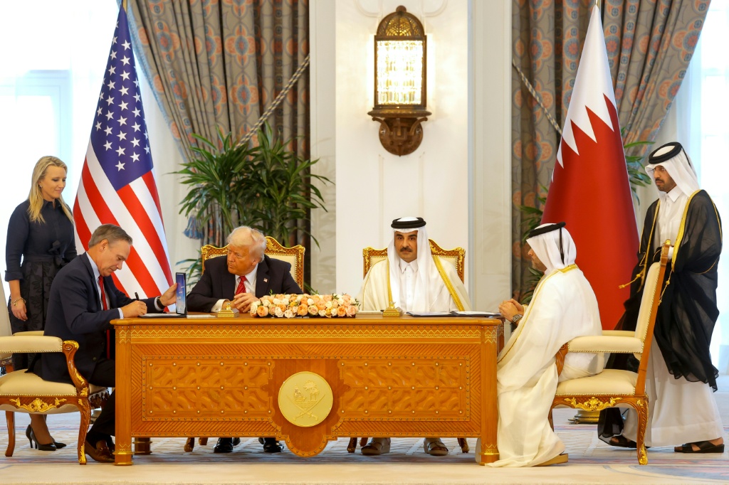لم تتراجع الولايات المتحدة في اليمن فحسب، بل تراجعت حيال إيران من قبل: طهران اليوم أمام انهيار اقتصادي، وآية الله يخشى على حكمه إذا ما سار في مواجهة مع الولايات المتحدة وإسرائيل (أ ف ب)