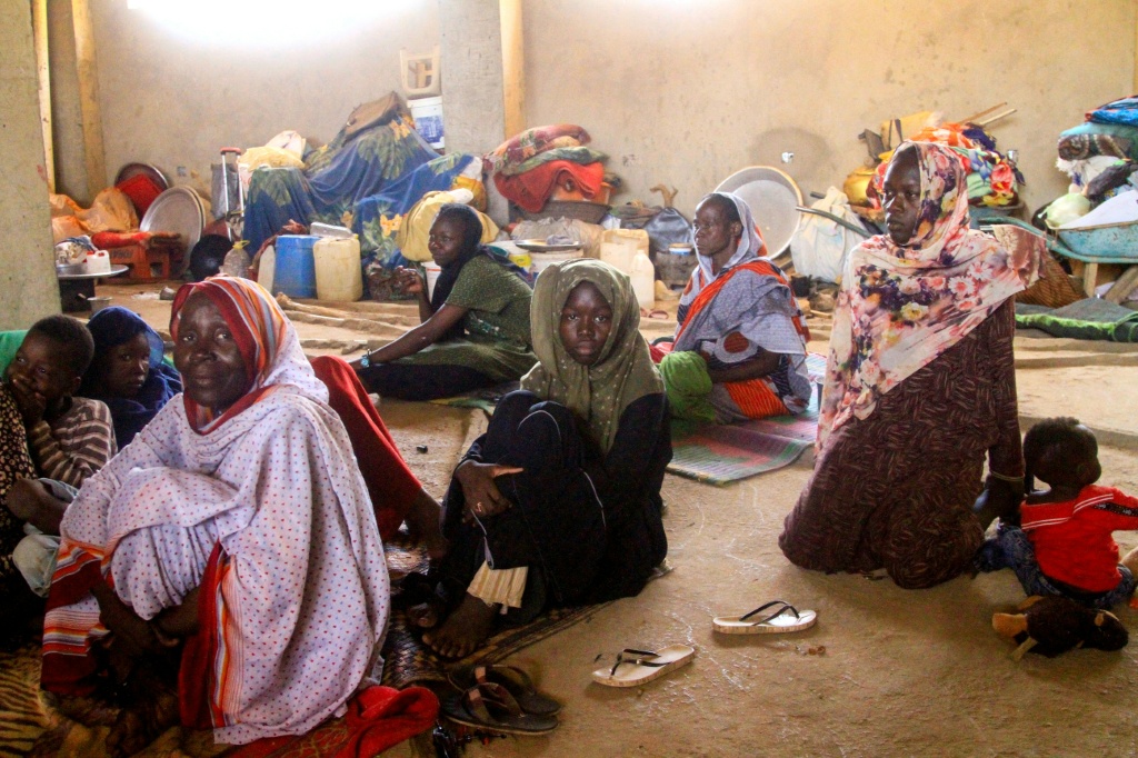   صورة مؤرخة في 13 أيار/مايو 2025 لسودانيين في أحدى الملاجئ في أم درمان (أ ف ب)