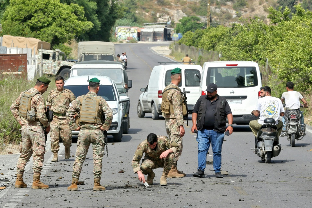    جنود لبنانيون يتفقدون آثار ضربة إسرائيلية في منطقة أبو الأسود في جنوب لبنان في 17 أيار/مايو 2025 (أ ف ب)