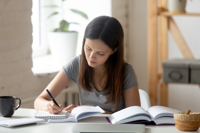 الفرق بين الطموح والضغط النفسي لدى الفتيات في عمر الجامعة  (سيدتي)
