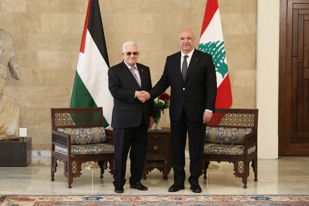    صورتها وفرتها رئاسة الجمهورية اللبنانية تظهر الرئيس اللبناني جوزاف عون (يمين) مستقبلا الرئيس الفلسطيني محمود عباس في قصر بعبدا الرئاسي شرق بيروت في 21 أيار/مايو 2025 (ا ف ب)   