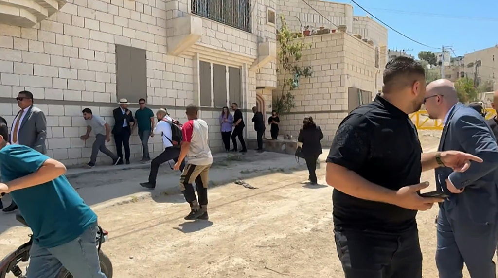    لقطة من شريط فيديو لأ ف ب تي في يظهر مسارعة أفراد الوفد الدبلوماسي للاحتماء بعد إطلاق الجيش الاسرائيلي طلقات تحذيرية خلال زيارة في شمال الضفة الغربية المحتلة في 21 أيار/مايو 2025 (أ ف ب)