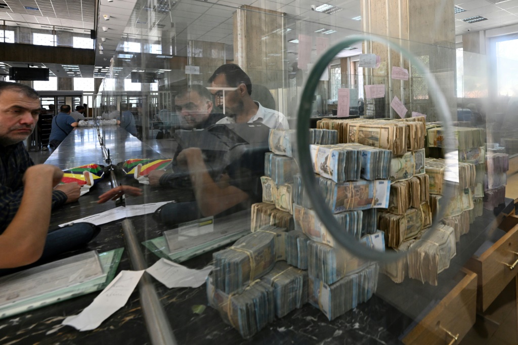 رزم من العملة المحلية موضبة داخل مصرف سوريا المركزي في دمشق في 21 أيار/مايو 2025 بعيد رفع عقوبات غربية عن البلاد (أ ف ب)