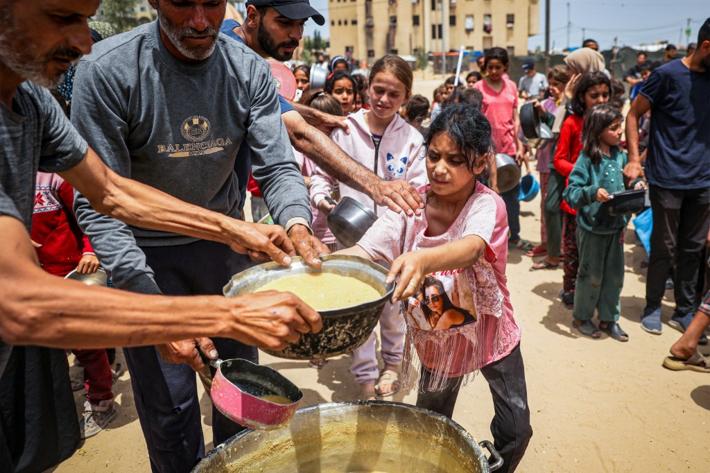 أدانت تونس، تعمّد إسرائيل "تدمير كل المقومات الأساسية لحق الإنسان الفلسطيني في الحياة، في محاولة يائسة لدفعه للتخلي عن أرضه وكسر إرادته للدفاع عن حقوقه المشروعة، في انتهاك صارخ لكافة المواثيق الدولية والقيم الإنسانية والأخلاقية" (أ ف ب)